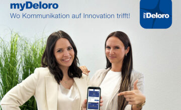 Due ragazze sorridenti che lavorano per l'azienda Deloro mostrano felici la nuova intranet mobile app programmata da lolyo per l'azienda