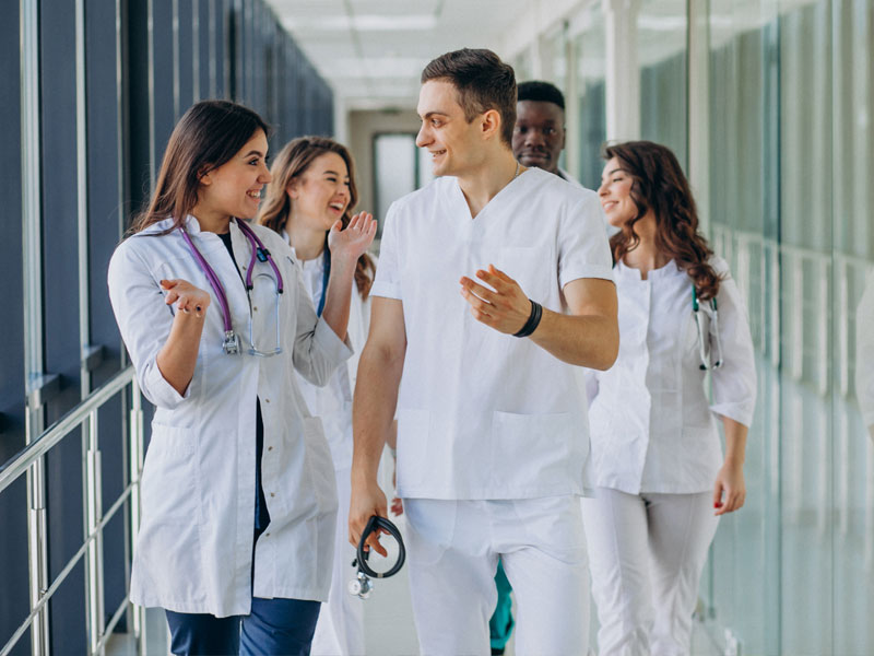 Personale dell'ospedale in corsia conversano piacevolmente
