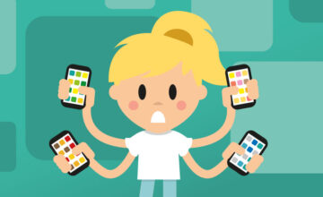 Ragazza bionda con smartphone in mano