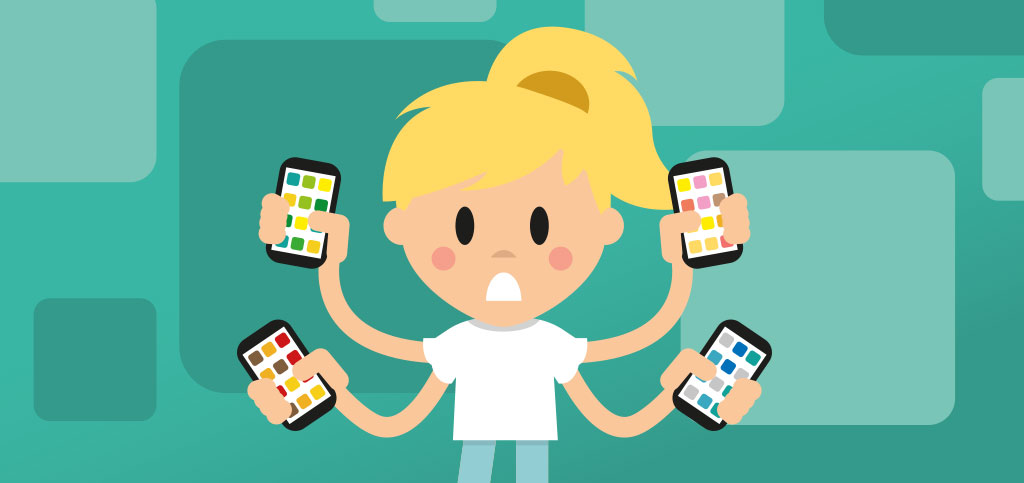 Ragazza confronta varie intranet mobili app su smarphone